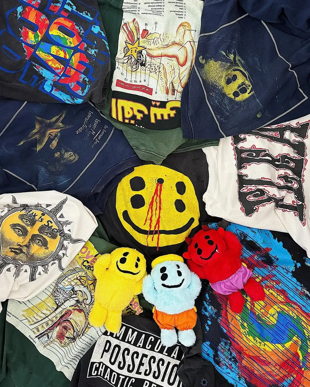 CACTUS PLANT FLEA MARKET x SAINT Mxxxxxx SMILE SS TEE/BLK CPFM co-branded model. Short-sleeved smiley face. Retro distressed TEE with four-eyed smile. Washed black S-XL. Look for the cylindrical fabric with no side seams. The open width is almost meaningless. Asut ready-made garments are dyed. The whole piece is sprayed and faded. The collar and cuffs are frayed. Many people hang it. Over-heavy work. Customized CPFM co-branded main mark/wash mark/with little angel for anti-counterfeiting